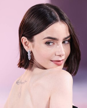 Özel bir Armani Prive elbisesi giyen Lily Collins, Netflix 'in 