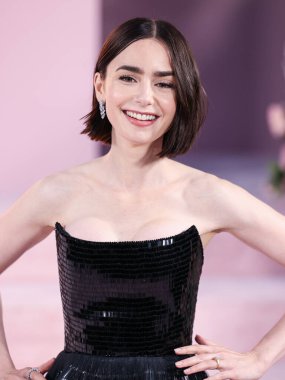 Özel bir Armani Prive elbisesi giyen Lily Collins, Netflix 'in 