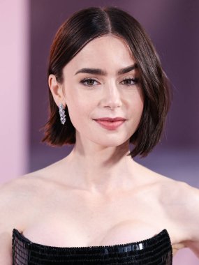 Özel bir Armani Prive elbisesi giyen Lily Collins, Netflix 'in 