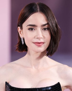 Özel bir Armani Prive elbisesi giyen Lily Collins, Netflix 'in 