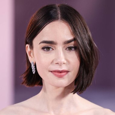 Özel bir Armani Prive elbisesi giyen Lily Collins, Netflix 'in 
