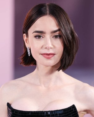 Özel bir Armani Prive elbisesi giyen Lily Collins, Netflix 'in 