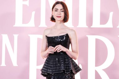 Özel bir Armani Prive elbisesi giyen Lily Collins, Netflix 'in 