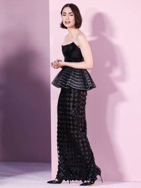 Özel bir Armani Prive elbisesi giyen Lily Collins, Netflix 'in 