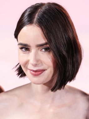 Özel bir Armani Prive elbisesi giyen Lily Collins, Netflix 'in 