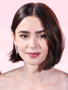 Özel bir Armani Prive elbisesi giyen Lily Collins, Netflix 'in 