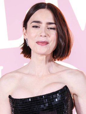 Özel bir Armani Prive elbisesi giyen Lily Collins, Netflix 'in 