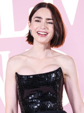Özel bir Armani Prive elbisesi giyen Lily Collins, Netflix 'in 