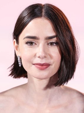 Özel bir Armani Prive elbisesi giyen Lily Collins, Netflix 'in 