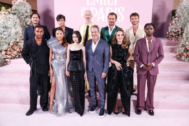 Lucas Bravo, Lucien Laviscount, Paul Forman, Ashley Park, Lily Collins, Bruno Gouery, Darren Star, William Abadie, Philippine Leroy-Beaulieu, Arnaud Binard ve Samuel Arnold Netflix 'in 