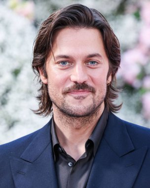 Lucas Bravo, Netflix 'in 