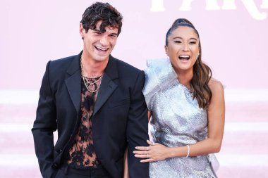 Paul Forman ve kız arkadaşı Ashley Park, Netflix 'in Emily In Paris' in Los Angeles prömiyerine 14 Ağustos 2024 'te Hollywood' daki Mısır Tiyatrosu 'nda düzenlenen 4.. 