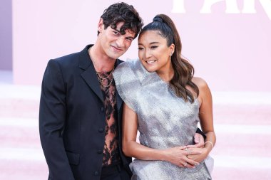 Paul Forman ve kız arkadaşı Ashley Park, Netflix 'in Emily In Paris' in Los Angeles prömiyerine 14 Ağustos 2024 'te Hollywood' daki Mısır Tiyatrosu 'nda düzenlenen 4.. 