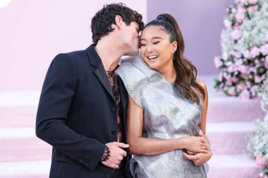 Paul Forman ve kız arkadaşı Ashley Park, Netflix 'in Emily In Paris' in Los Angeles prömiyerine 14 Ağustos 2024 'te Hollywood' daki Mısır Tiyatrosu 'nda düzenlenen 4.. 