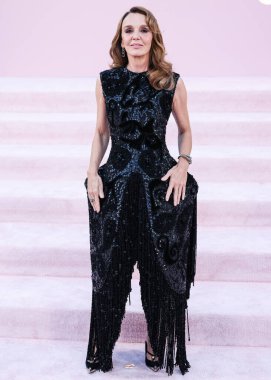 Filipinli Leroy-Beaulieu Pomellato takılı bir Schiaparelli elbisesi giyerek Netflix 'in 