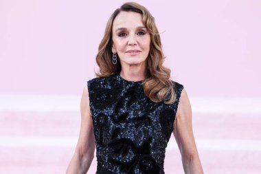 Filipinli Leroy-Beaulieu Pomellato takılı bir Schiaparelli elbisesi giyerek Netflix 'in 