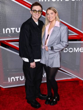 Daryl Sabara ve eşi Meghan Trainor, Inglewood, Los Angeles, Kaliforniya, ABD 'de 15 Ağustos 2024' te Intuit Dome 'da düzenlenen Sezgi Kubbesi Kesme Seremonisi ve Kırmızı Halı' ya geldiler.. 