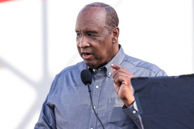 James T. Butts Jr., 15 Ağustos 2024 'te Inglewood, Los Angeles, Kaliforniya' da düzenlenen Intuit Dome Büyük Açılış - Kurdele Kesme Seremonisi ve Kırmızı Halı 'ya ulaşır.. 