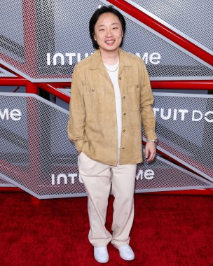 Jimmy O. Yang, Inglewood, Los Angeles, Kaliforniya 'da 15 Ağustos 2024' te Intuit Dome 'da düzenlenen Intuit Dome Büyük Açılış - Kurdele Kesme Seremonisi ve Kırmızı Halı' ya ulaştı.. 