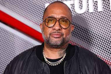 Kenya Barris, Inglewood, Los Angeles, Kaliforniya 'da 15 Ağustos 2024' te Intuit Dome 'da düzenlenen Intuit Dome Büyük Açılış - Kurdele Kesme Töreni ve Kırmızı Halı' ya ulaşır.. 