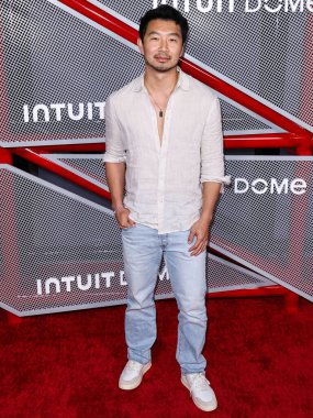 Simu Liu, 15 Ağustos 2024 'te Inglewood, Los Angeles, Kaliforniya, ABD' deki Intuit Dome 'da düzenlenen Intuit Dome Büyük Açılışı - Kurdele Kesme Töreni ve Kırmızı Halı' ya ulaşır.. 