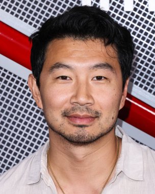 Simu Liu, 15 Ağustos 2024 'te Inglewood, Los Angeles, Kaliforniya, ABD' deki Intuit Dome 'da düzenlenen Intuit Dome Büyük Açılışı - Kurdele Kesme Töreni ve Kırmızı Halı' ya ulaşır.. 