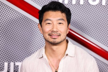 Simu Liu, 15 Ağustos 2024 'te Inglewood, Los Angeles, Kaliforniya, ABD' deki Intuit Dome 'da düzenlenen Intuit Dome Büyük Açılışı - Kurdele Kesme Töreni ve Kırmızı Halı' ya ulaşır.. 