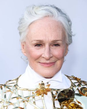 Glenn Close 'un üzerinde Oscar De La Renta kıyafeti, Gianvito Rossi ayakkabıları ve yakışıklı Stockholm eldivenleri, Netflix' in 28 Ağustos 2024 'te Hollywood, Los Angeles' ta düzenlenen Netflix 'in 