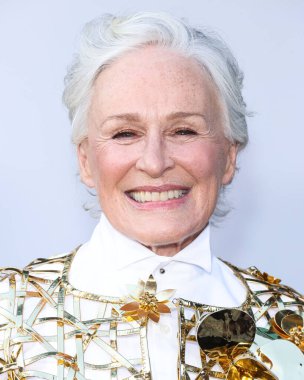 Glenn Close 'un üzerinde Oscar De La Renta kıyafeti, Gianvito Rossi ayakkabıları ve yakışıklı Stockholm eldivenleri, Netflix' in 28 Ağustos 2024 'te Hollywood, Los Angeles' ta düzenlenen Netflix 'in 