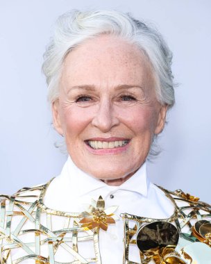 Glenn Close 'un üzerinde Oscar De La Renta kıyafeti, Gianvito Rossi ayakkabıları ve yakışıklı Stockholm eldivenleri, Netflix' in 28 Ağustos 2024 'te Hollywood, Los Angeles' ta düzenlenen Netflix 'in 