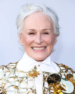 Glenn Close 'un üzerinde Oscar De La Renta kıyafeti, Gianvito Rossi ayakkabıları ve yakışıklı Stockholm eldivenleri, Netflix' in 28 Ağustos 2024 'te Hollywood, Los Angeles' ta düzenlenen Netflix 'in 