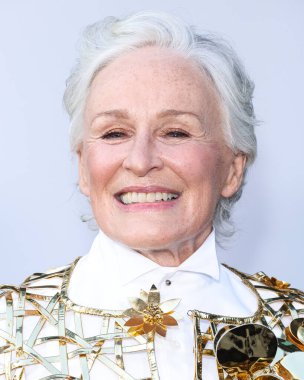 Glenn Close 'un üzerinde Oscar De La Renta kıyafeti, Gianvito Rossi ayakkabıları ve yakışıklı Stockholm eldivenleri, Netflix' in 28 Ağustos 2024 'te Hollywood, Los Angeles' ta düzenlenen Netflix 'in 