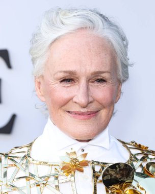 Glenn Close 'un üzerinde Oscar De La Renta kıyafeti, Gianvito Rossi ayakkabıları ve yakışıklı Stockholm eldivenleri, Netflix' in 28 Ağustos 2024 'te Hollywood, Los Angeles' ta düzenlenen Netflix 'in 