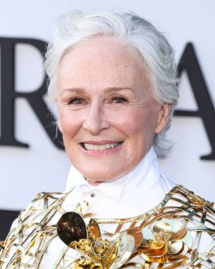 Glenn Close 'un üzerinde Oscar De La Renta kıyafeti, Gianvito Rossi ayakkabıları ve yakışıklı Stockholm eldivenleri, Netflix' in 28 Ağustos 2024 'te Hollywood, Los Angeles' ta düzenlenen Netflix 'in 