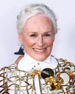 Glenn Close 'un üzerinde Oscar De La Renta kıyafeti, Gianvito Rossi ayakkabıları ve yakışıklı Stockholm eldivenleri, Netflix' in 28 Ağustos 2024 'te Hollywood, Los Angeles' ta düzenlenen Netflix 'in 