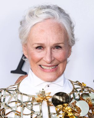 Glenn Close 'un üzerinde Oscar De La Renta kıyafeti, Gianvito Rossi ayakkabıları ve yakışıklı Stockholm eldivenleri, Netflix' in 28 Ağustos 2024 'te Hollywood, Los Angeles' ta düzenlenen Netflix 'in 