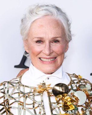 Glenn Close 'un üzerinde Oscar De La Renta kıyafeti, Gianvito Rossi ayakkabıları ve yakışıklı Stockholm eldivenleri, Netflix' in 28 Ağustos 2024 'te Hollywood, Los Angeles' ta düzenlenen Netflix 'in 