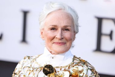 Glenn Close 'un üzerinde Oscar De La Renta kıyafeti, Gianvito Rossi ayakkabıları ve yakışıklı Stockholm eldivenleri, Netflix' in 28 Ağustos 2024 'te Hollywood, Los Angeles' ta düzenlenen Netflix 'in 