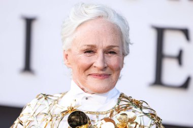 Glenn Close 'un üzerinde Oscar De La Renta kıyafeti, Gianvito Rossi ayakkabıları ve yakışıklı Stockholm eldivenleri, Netflix' in 28 Ağustos 2024 'te Hollywood, Los Angeles' ta düzenlenen Netflix 'in 