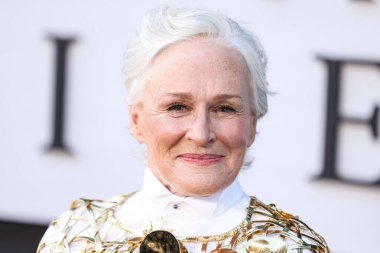Glenn Close 'un üzerinde Oscar De La Renta kıyafeti, Gianvito Rossi ayakkabıları ve yakışıklı Stockholm eldivenleri, Netflix' in 28 Ağustos 2024 'te Hollywood, Los Angeles' ta düzenlenen Netflix 'in 