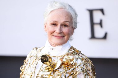 Glenn Close 'un üzerinde Oscar De La Renta kıyafeti, Gianvito Rossi ayakkabıları ve yakışıklı Stockholm eldivenleri, Netflix' in 28 Ağustos 2024 'te Hollywood, Los Angeles' ta düzenlenen Netflix 'in 
