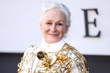 Glenn Close 'un üzerinde Oscar De La Renta kıyafeti, Gianvito Rossi ayakkabıları ve yakışıklı Stockholm eldivenleri, Netflix' in 28 Ağustos 2024 'te Hollywood, Los Angeles' ta düzenlenen Netflix 'in 