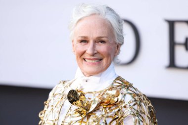 Glenn Close 'un üzerinde Oscar De La Renta kıyafeti, Gianvito Rossi ayakkabıları ve yakışıklı Stockholm eldivenleri, Netflix' in 28 Ağustos 2024 'te Hollywood, Los Angeles' ta düzenlenen Netflix 'in 