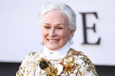 Glenn Close 'un üzerinde Oscar De La Renta kıyafeti, Gianvito Rossi ayakkabıları ve yakışıklı Stockholm eldivenleri, Netflix' in 28 Ağustos 2024 'te Hollywood, Los Angeles' ta düzenlenen Netflix 'in 
