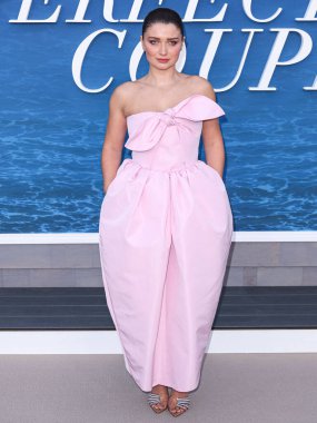 Patou SS25 RTW giyen Eve Hewson, Netflix 'in 