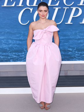 Patou SS25 RTW giyen Eve Hewson, Netflix 'in 