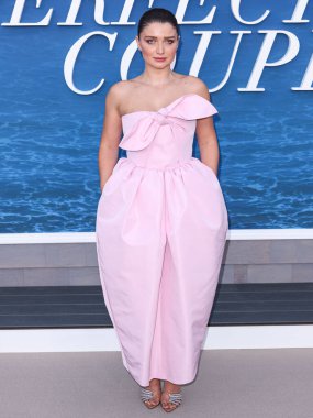 Patou SS25 RTW giyen Eve Hewson, Netflix 'in 