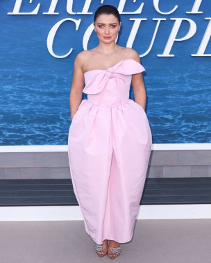 Patou SS25 RTW giyen Eve Hewson, Netflix 'in 