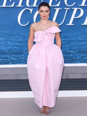 Patou SS25 RTW giyen Eve Hewson, Netflix 'in 