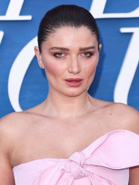 Patou SS25 RTW giyen Eve Hewson, Netflix 'in 